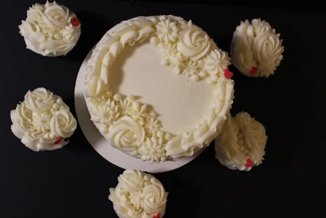 The Spiced Harvest Gold cake and cupcakes