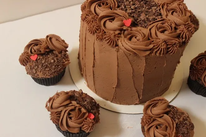 The Chocolate Obsidian Tower cake and cupcakes